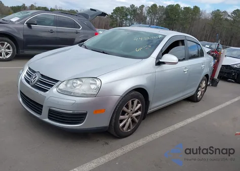 2010 Volkswagen Jetta Limited Edition z USA, uszkodzony, nr VIN 3VWRX7AJ6AM131125